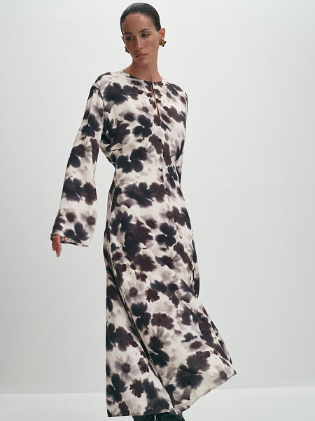 Длинное платье с рукавами