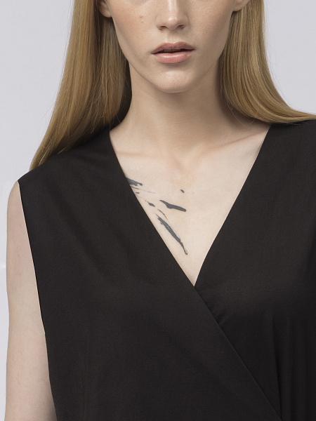 Приталенный комбинезон на запах