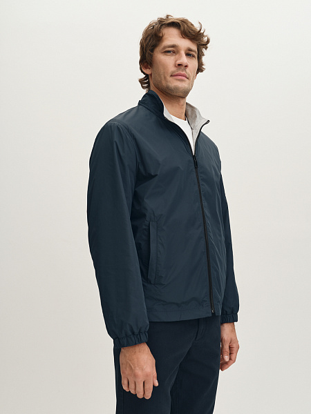 Легкая куртка-ветровка с капюшоном на молнии