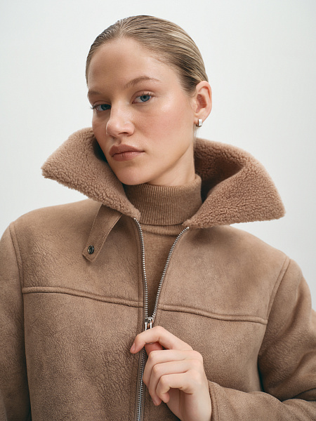 Короткая теплая дубленка на молнии