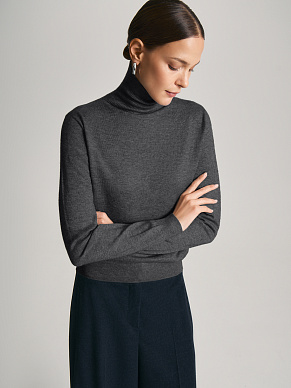 Джемпер с высоким горлом и длинным рукавом