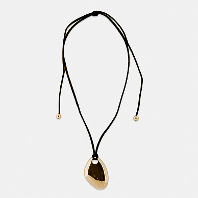 Золотистый кулон на шнуре