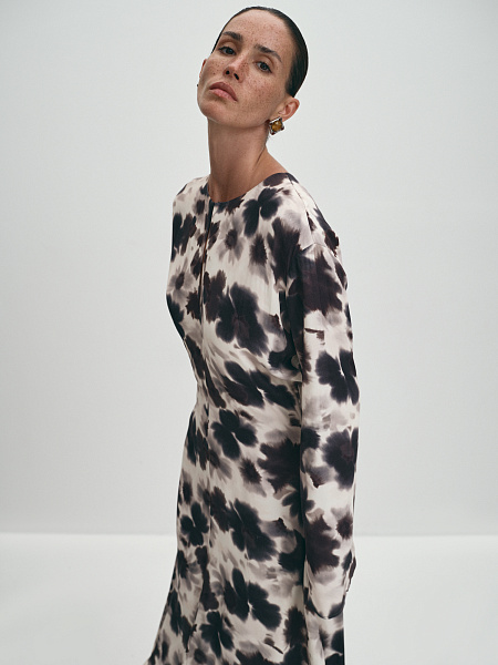 Длинное платье с рукавами