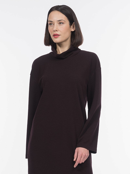 Короткое трикотажное платье с длинным рукавом