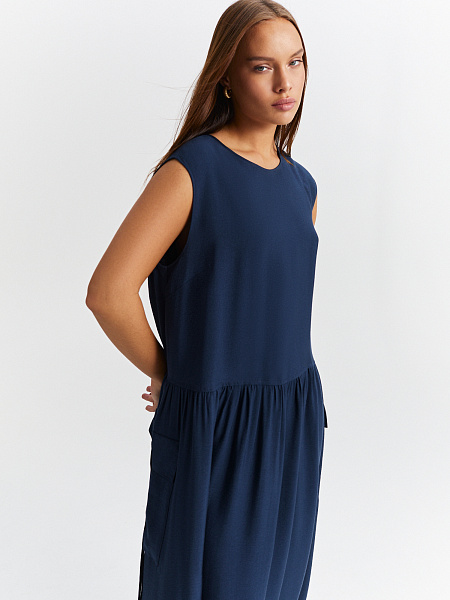 Платье с накладными карманами