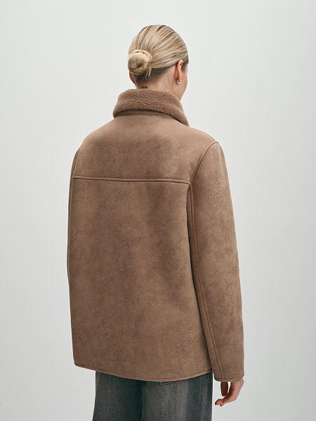 Короткая теплая дубленка на молнии