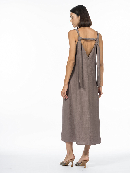 Платье с перекрутами и эффектным вырезом