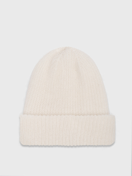 Шапка вязаная белого оттенка