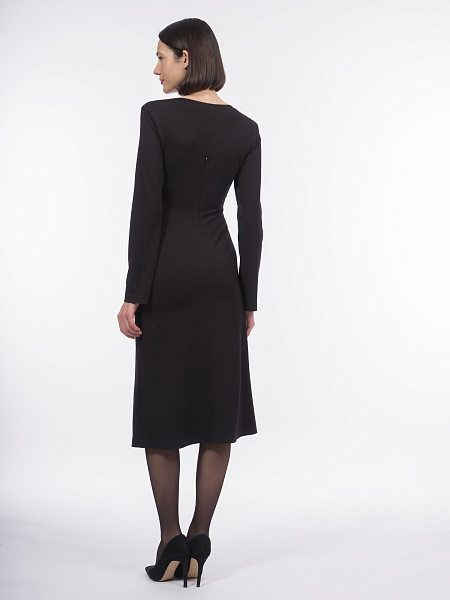 Платье с эффектным перекрутом