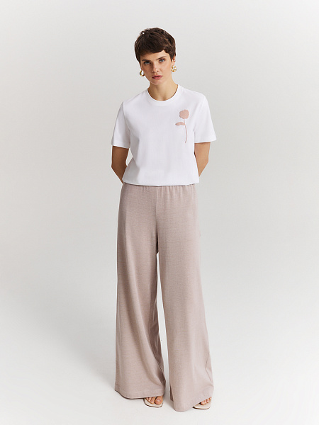 Футболка с минималистичным принтом 