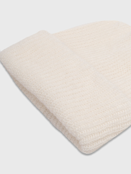 Шапка вязаная белого оттенка