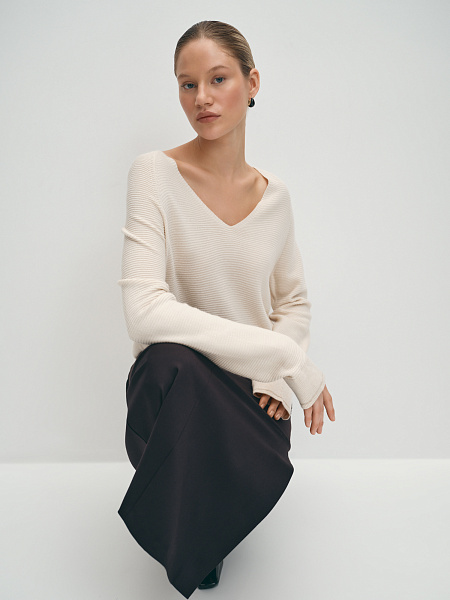 Вязаный тонкий однотонный джемпер