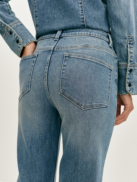 Джинсы с эффектом потертости